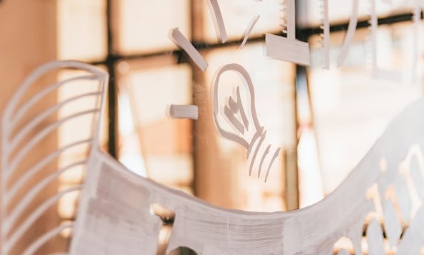 창업-아이템-선정을-의미하는-사진