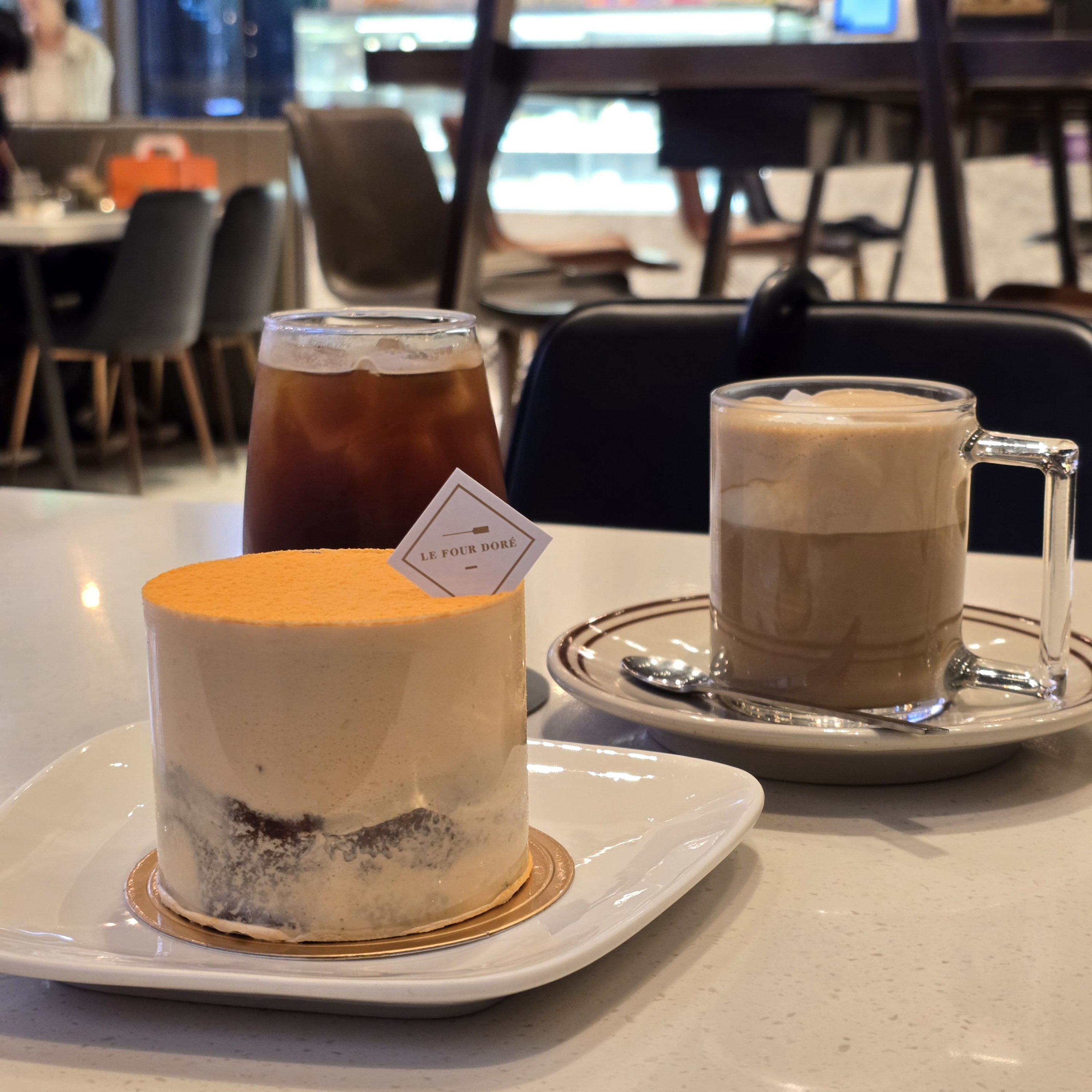 아이스 아메리카노와 솔티드 크림 라떼, 그리고 황치즈 케잌