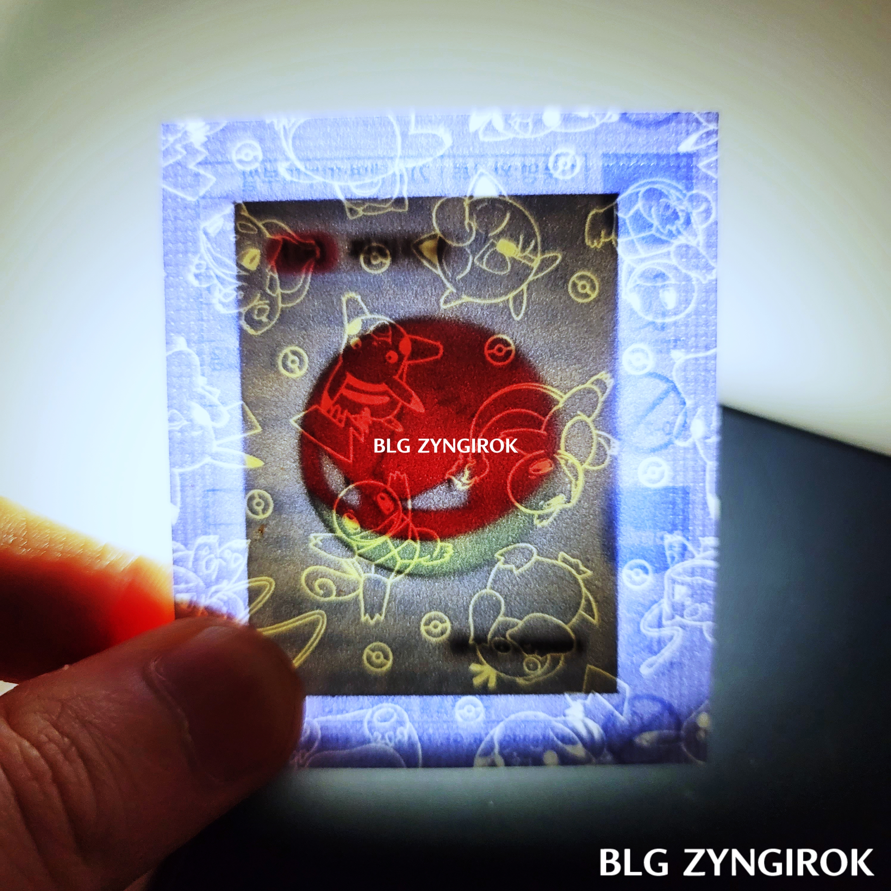 띠부띠부씰-찌리리공을-들고있다.