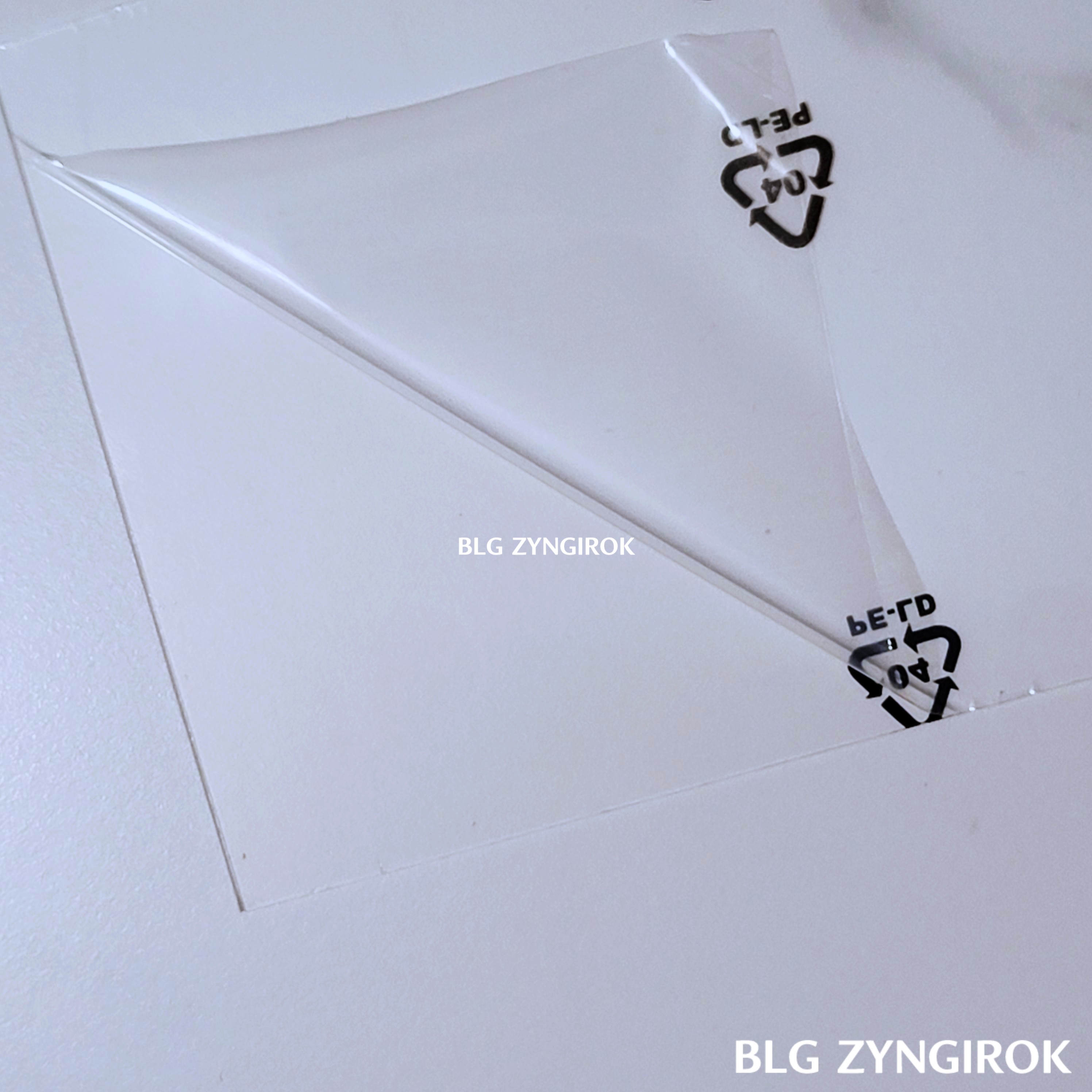 보호필름을-제거중인-아크릴판-모습이다.