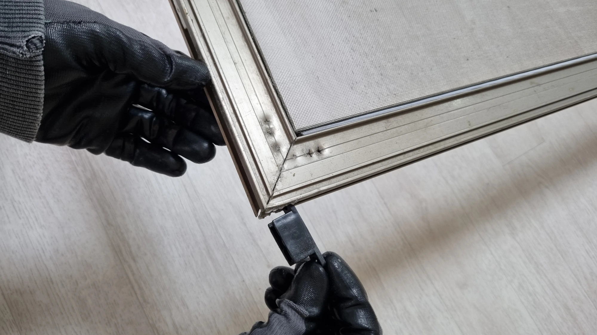 하이샤시 방충망 롤러 빼는 모습