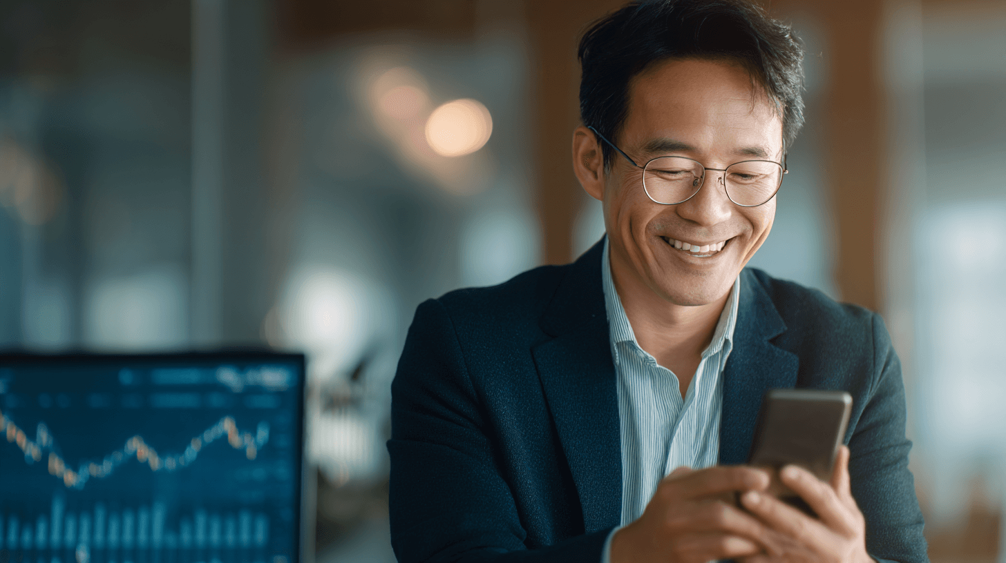 핸드폰을-들고-미소짓는-사람