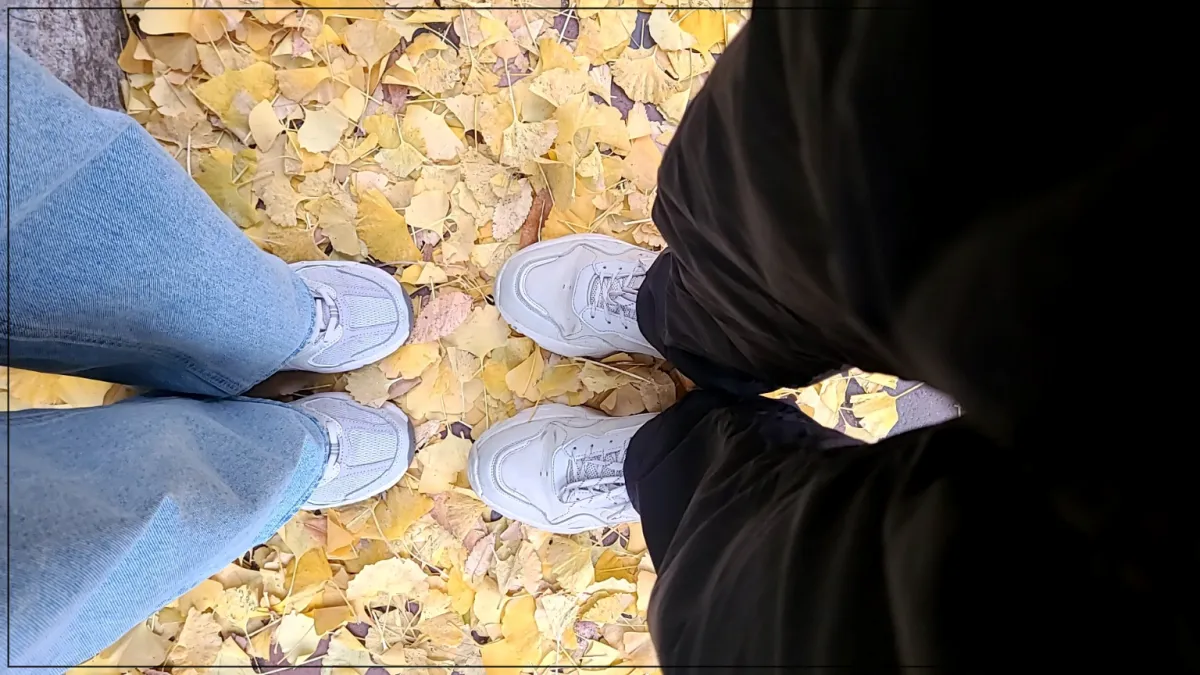 노랑은행나무잎이 떨어진 바닥 여자와 남자가 마주보고 서있는 운동화의 모습