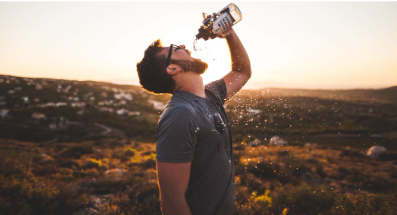 갈증나기 전에 물을 마셔야 하는 이유에 관한 사진