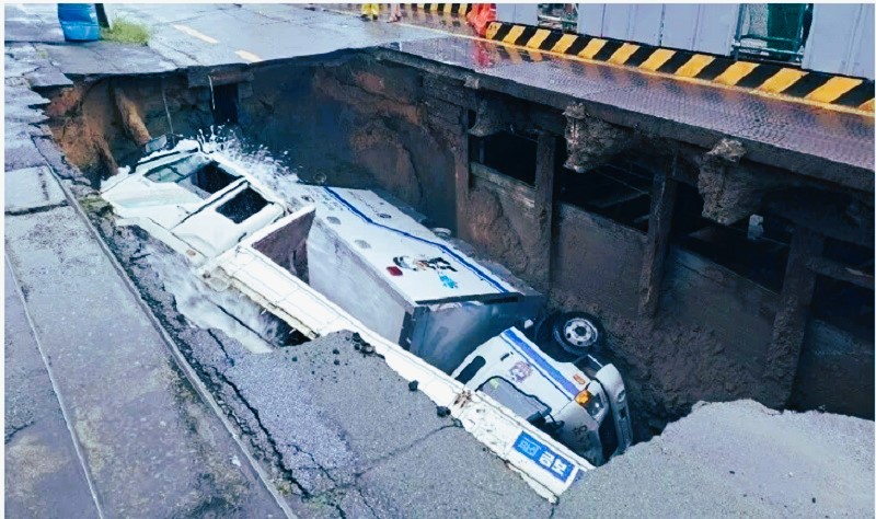 2024년 9월: 트럭 2대가 8m 깊이로 추락한 대형 싱크홀 사고 2