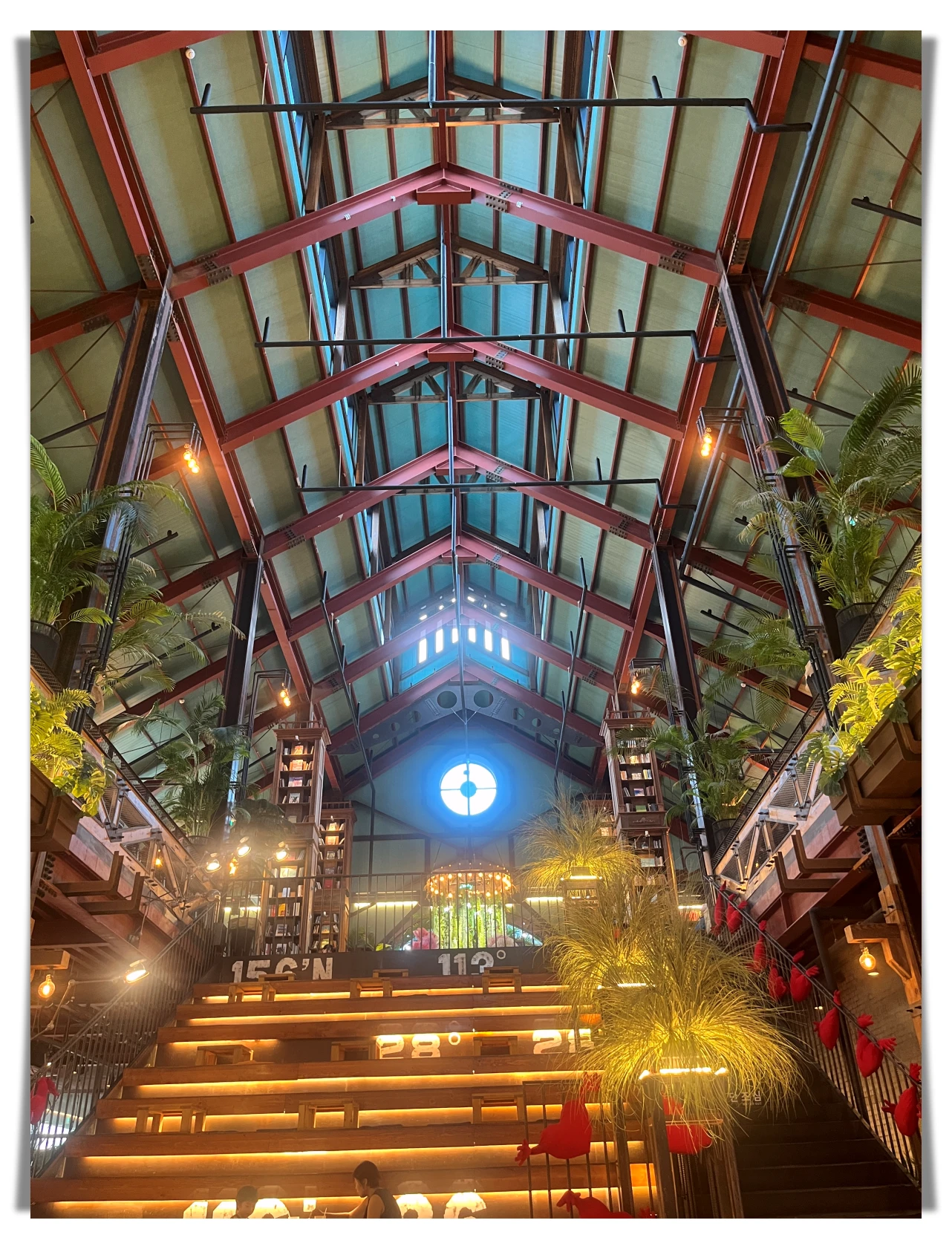 더티트렁크-내부-인테리어-높은천장