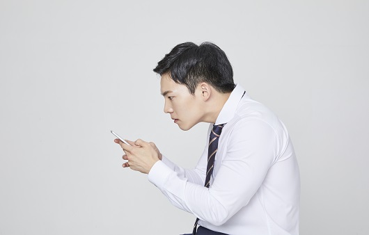 어깨가 많이 굽은 남성의 사진