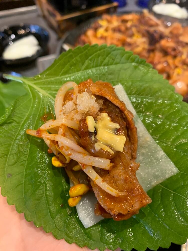 삼겹살와 무채, 깻잎에 싸져있는 모습