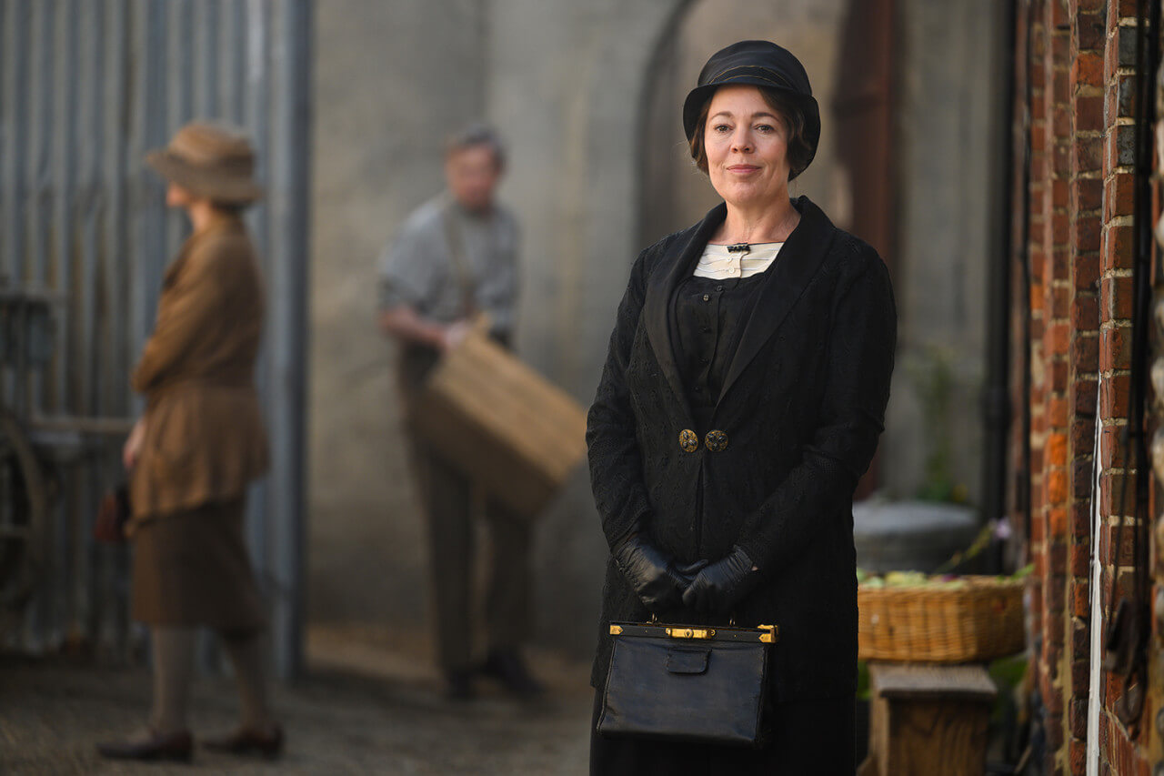 X를 담아 주인공 이디스의 독실하고 보수적인 여성을 연기한 올리비아 콜맨