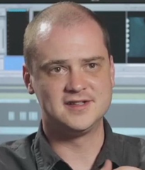 수염을 기른 마이크 플러너건