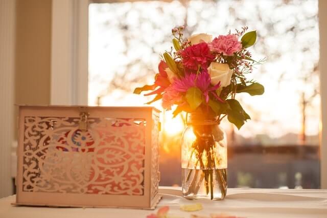 창문 너머로 아침해가 떠오르는 모습