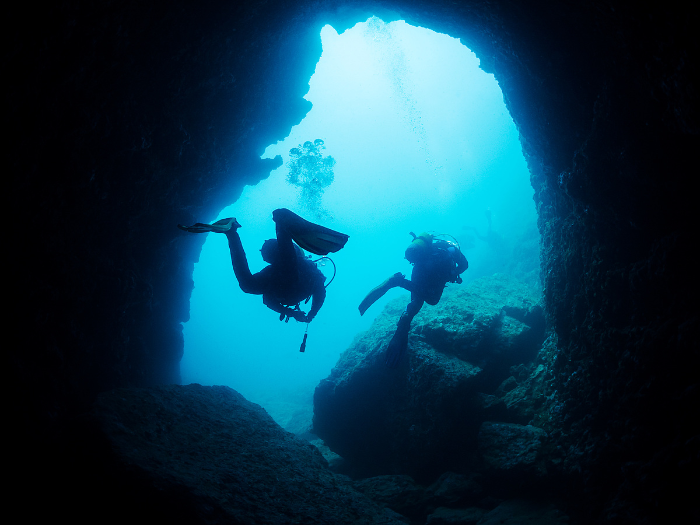 스쿠버다이버가 동굴에서 나오는 사진