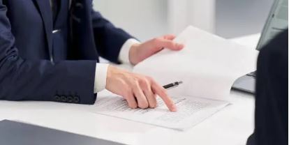 문서를 보는 사진