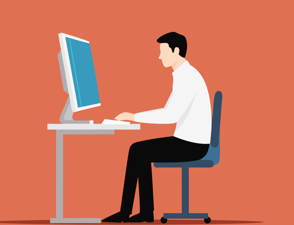 하얀 와이셔츠를 입은 젊은 남자가 책 상 앞에 앉아서 PC 키보드를 치고 있다.