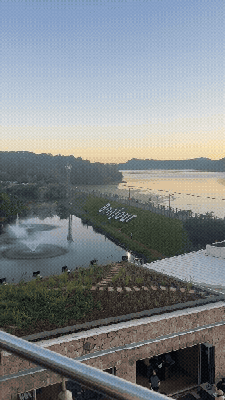 봉주르 팔당 2층에서 내려다본 분수와 Bonjour 글자, 팔당강 전경