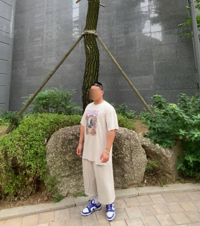 데일리룩('26. 8. 21.)오클리 선글라스 아이자켓 리덕스, 스탠다드에러 빈티지 피그먼트 티셔츠, 무신사스탠다드 버뮤다 팬츠, 나이키 양말, 나이키 덩크로우 레트로 화이트콩코드