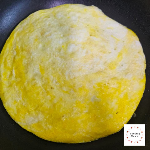 후라이팬에 계란지단 굽는 사진