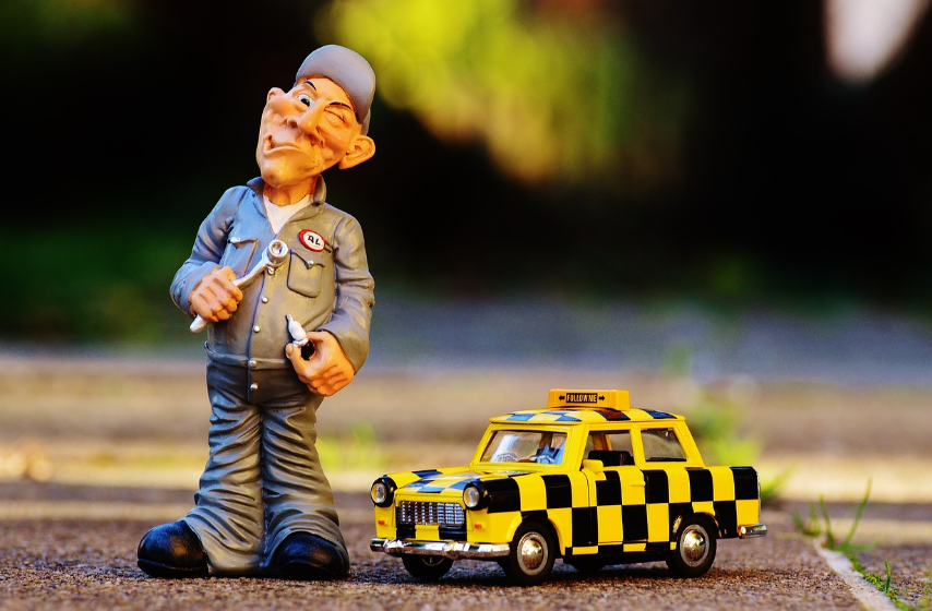 자동차와 정비공 사진