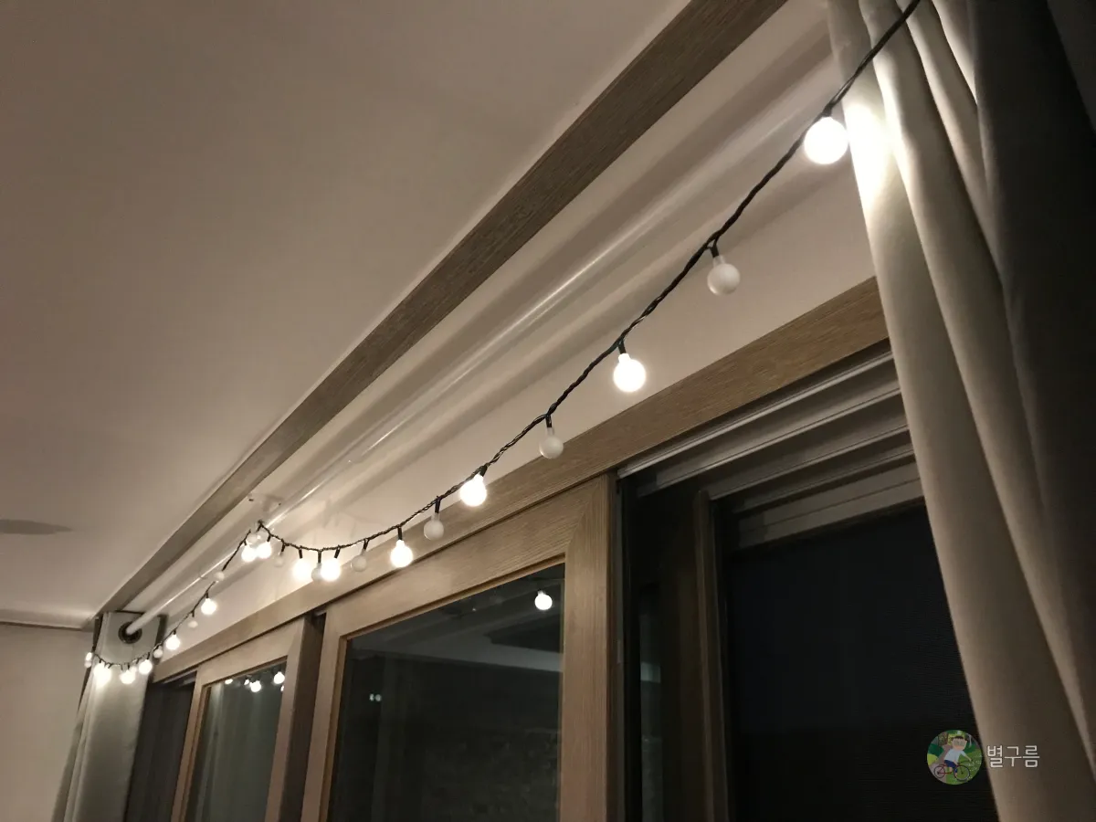 커튼봉-알전구-조명