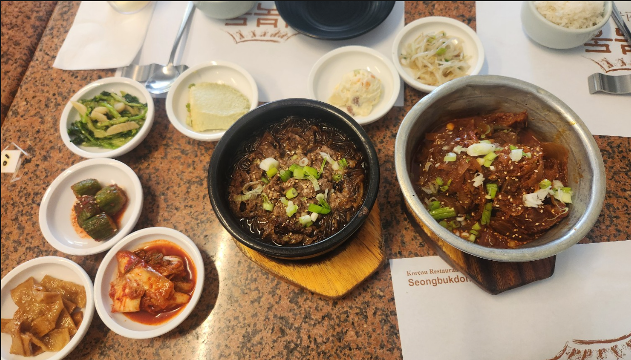 성북동 식당 육수불고기와 고증어 묵은지 조림 과 반찬상 이미지