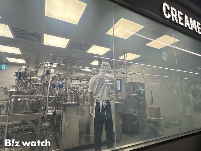벤슨 1호점 벤슨 크리머리 서울의 지하 1층 '크리머리 랩' 내 생산시설인 파일럿 라인.