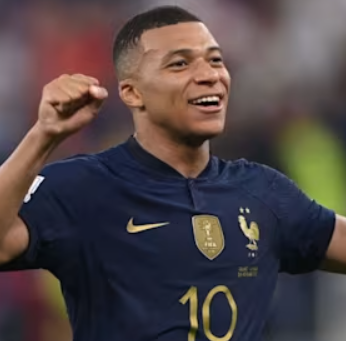 킬리안 음바페, 프랑스의 축구천제가 손을 들고 좋아하고 있다