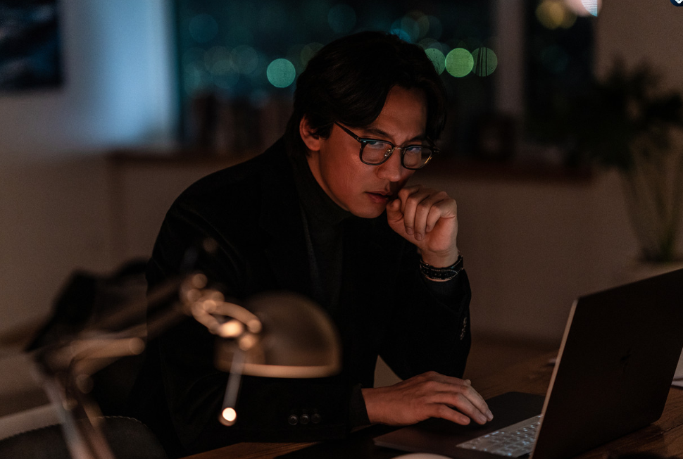 영화 브로큰 석태의 죽음과 차문영의 연락두절 소식을 듣고 집에서 인터뷰 자료를 찾아보는 호령