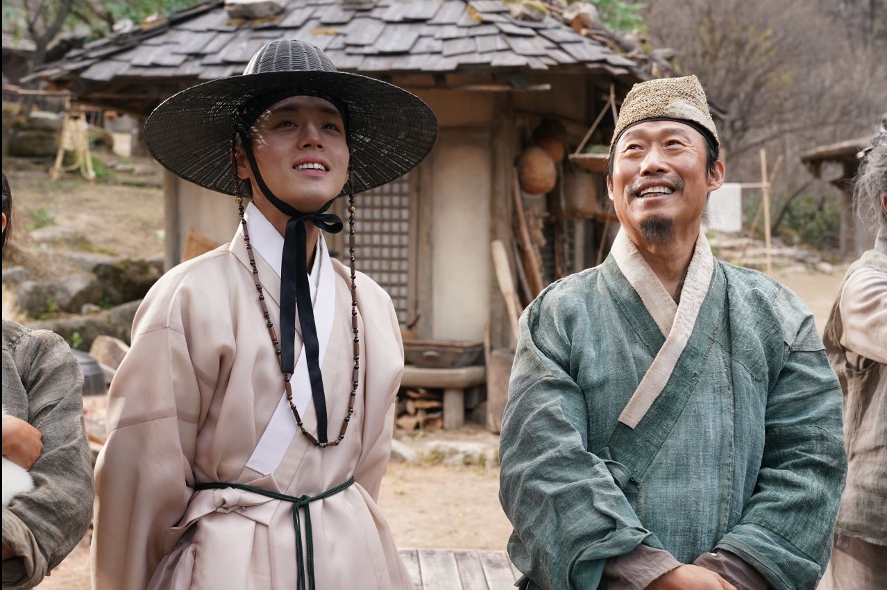 왕과 사는 남자 단종과 엄흥도 함께 있는 장면