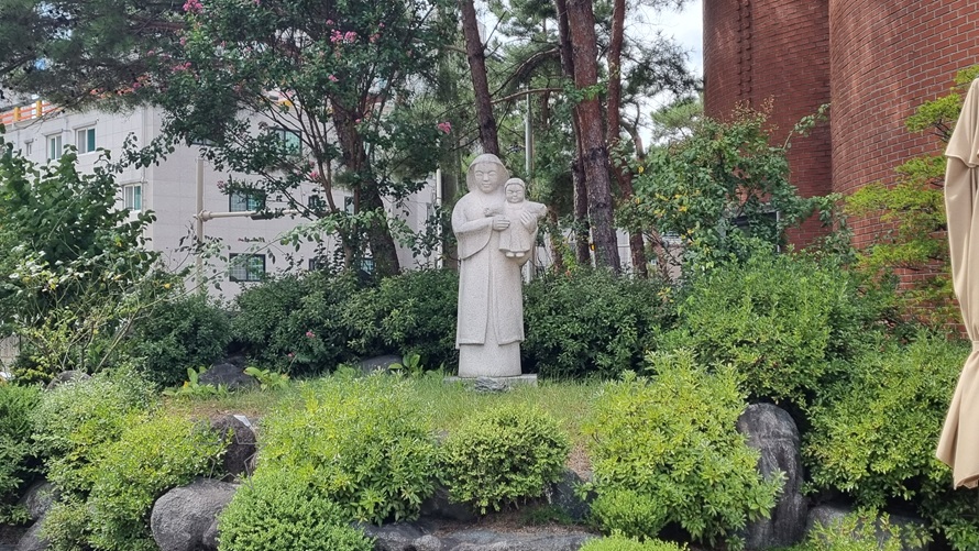 안동 송현동성당 성모동산 성모자상 사진