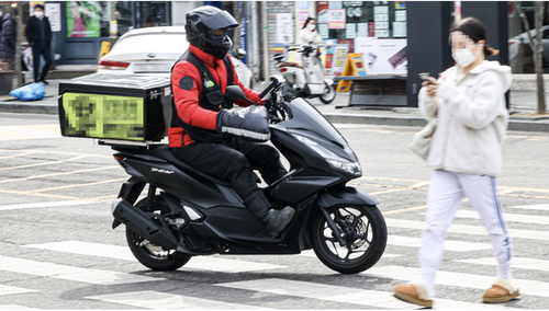 보행자를 위협하는 오토바이