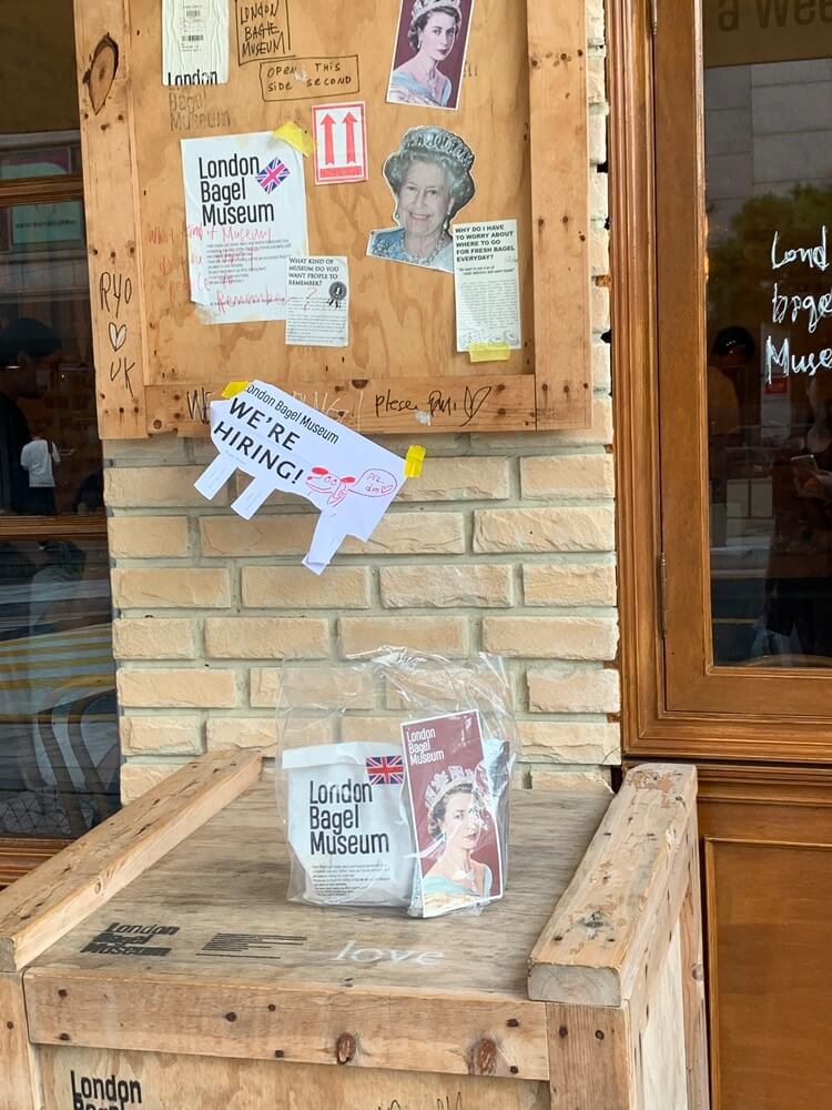 가게 앞에서 찍은 베이글 포장