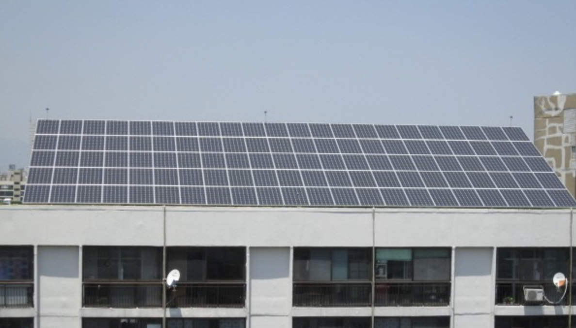 태양광시설 설치된 아파트 옥상 모습