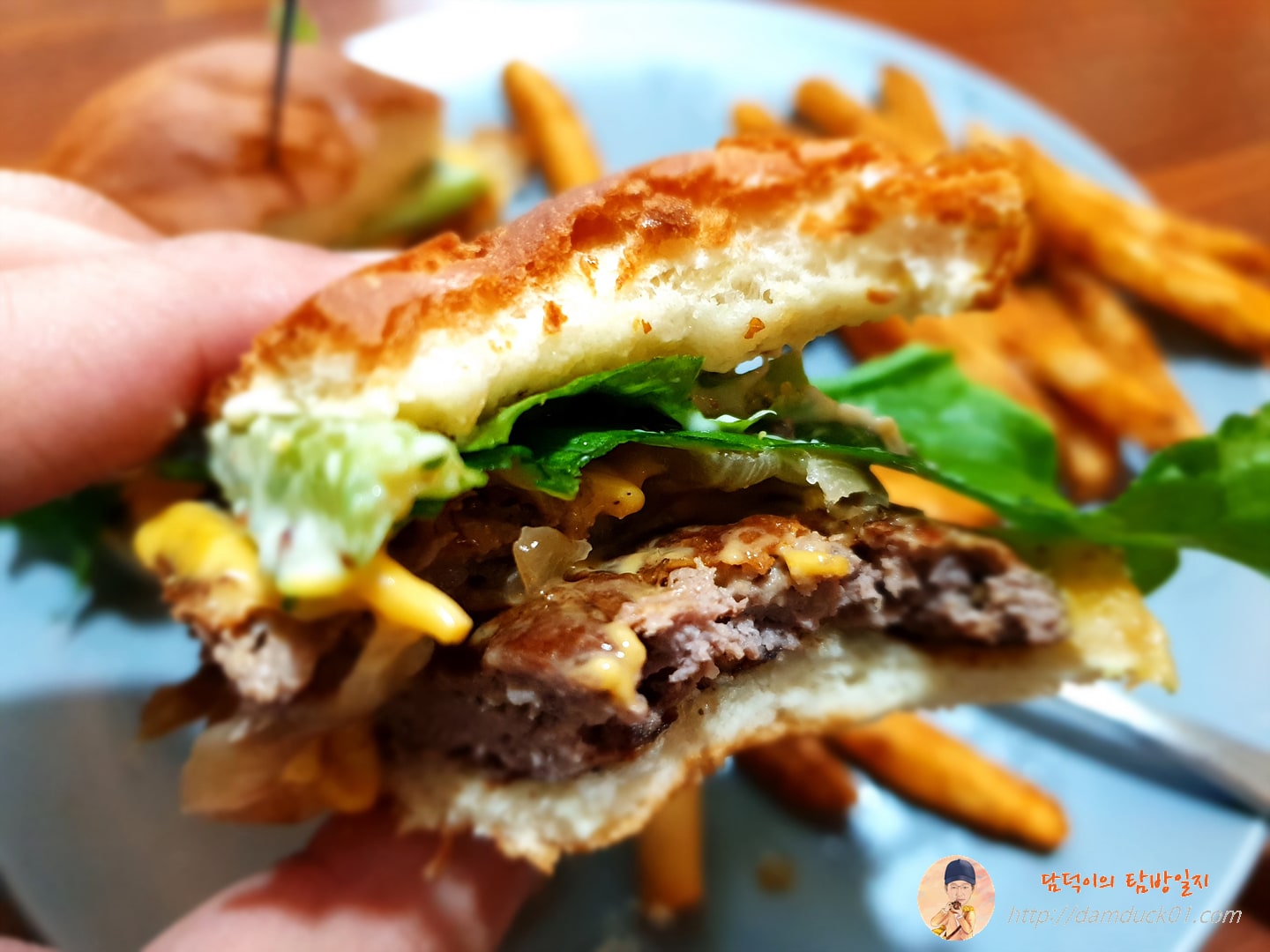 한 입 한 더블 치즈버거