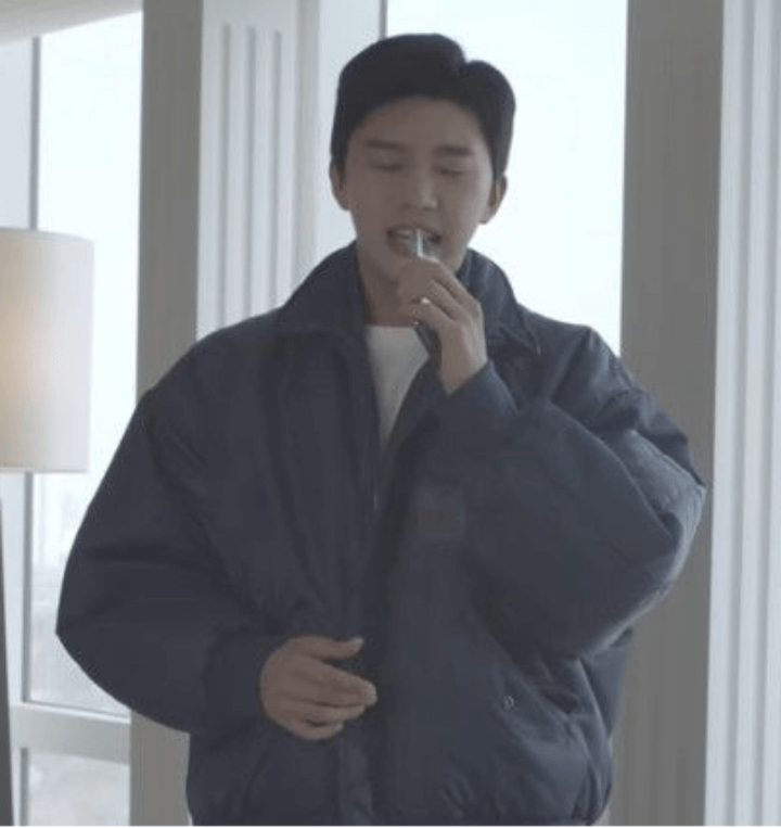 임영웅이-노래부르는-사진