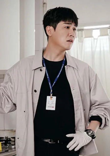 베이색 와이셔츠입고 서 있는 힘쎈여자 강남순의 오영탁 캐릭터
