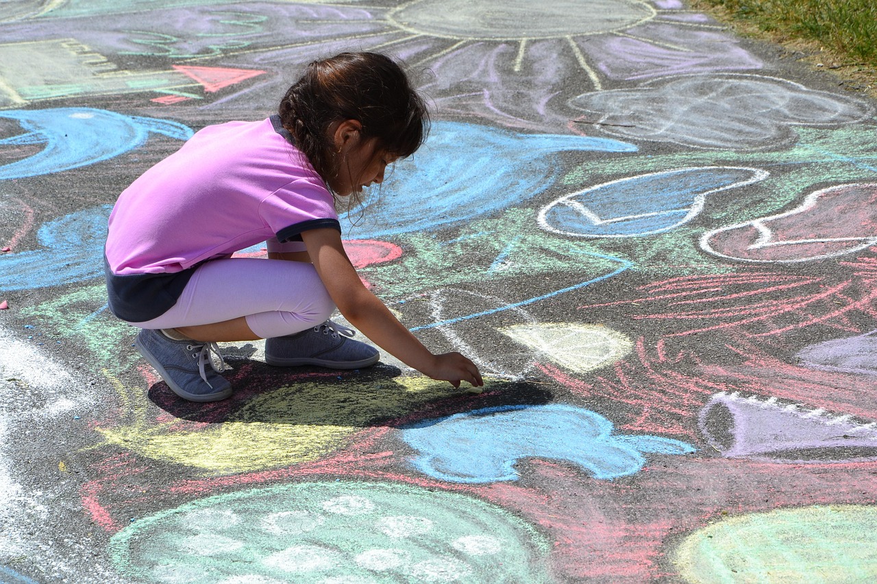 바닥에 그림 그리는 아이 사진