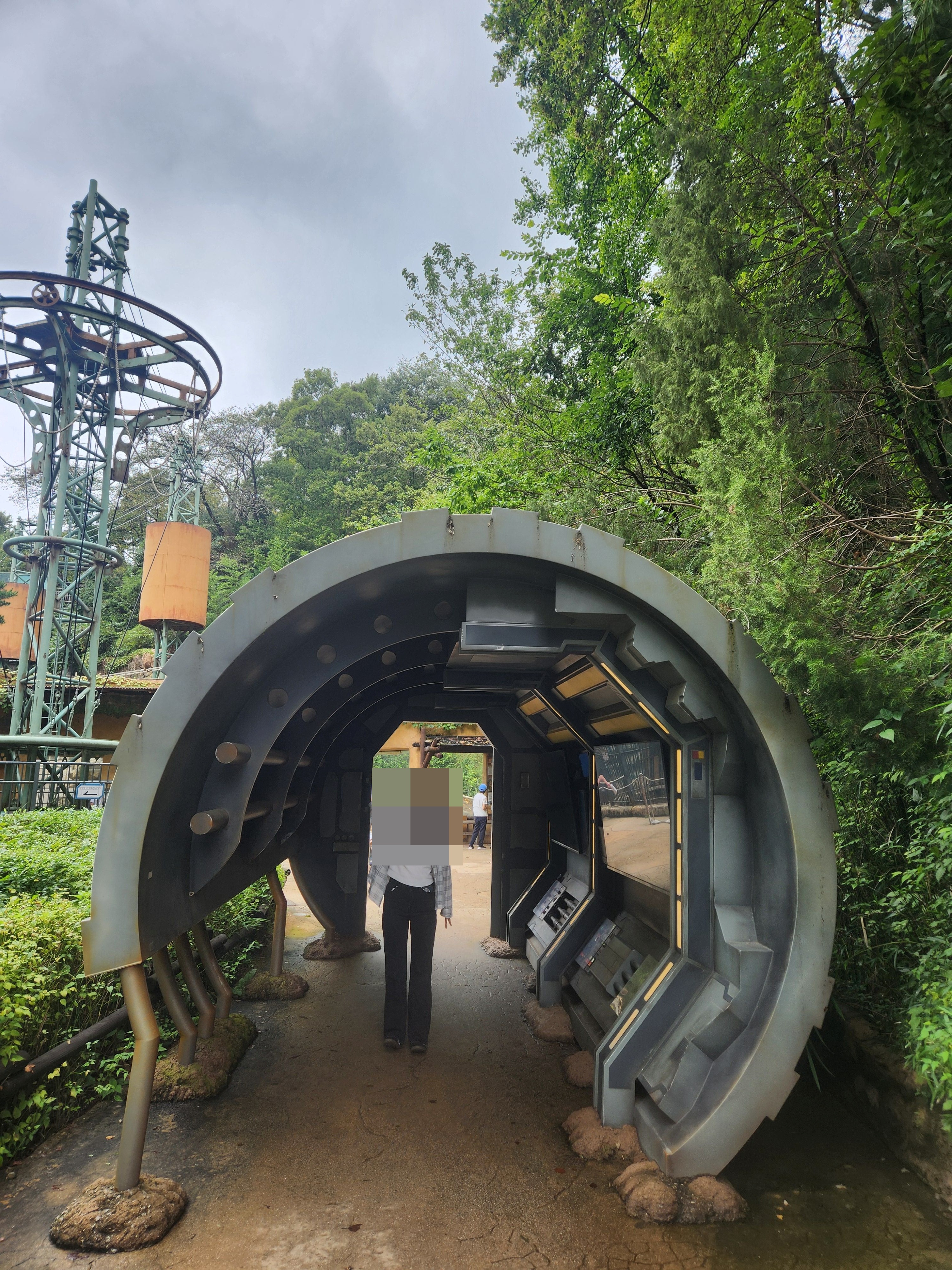 우주선-모형-안-여자