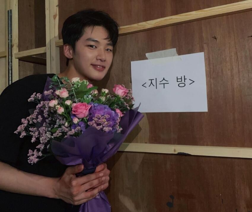 김동희-웃고-있는-사진