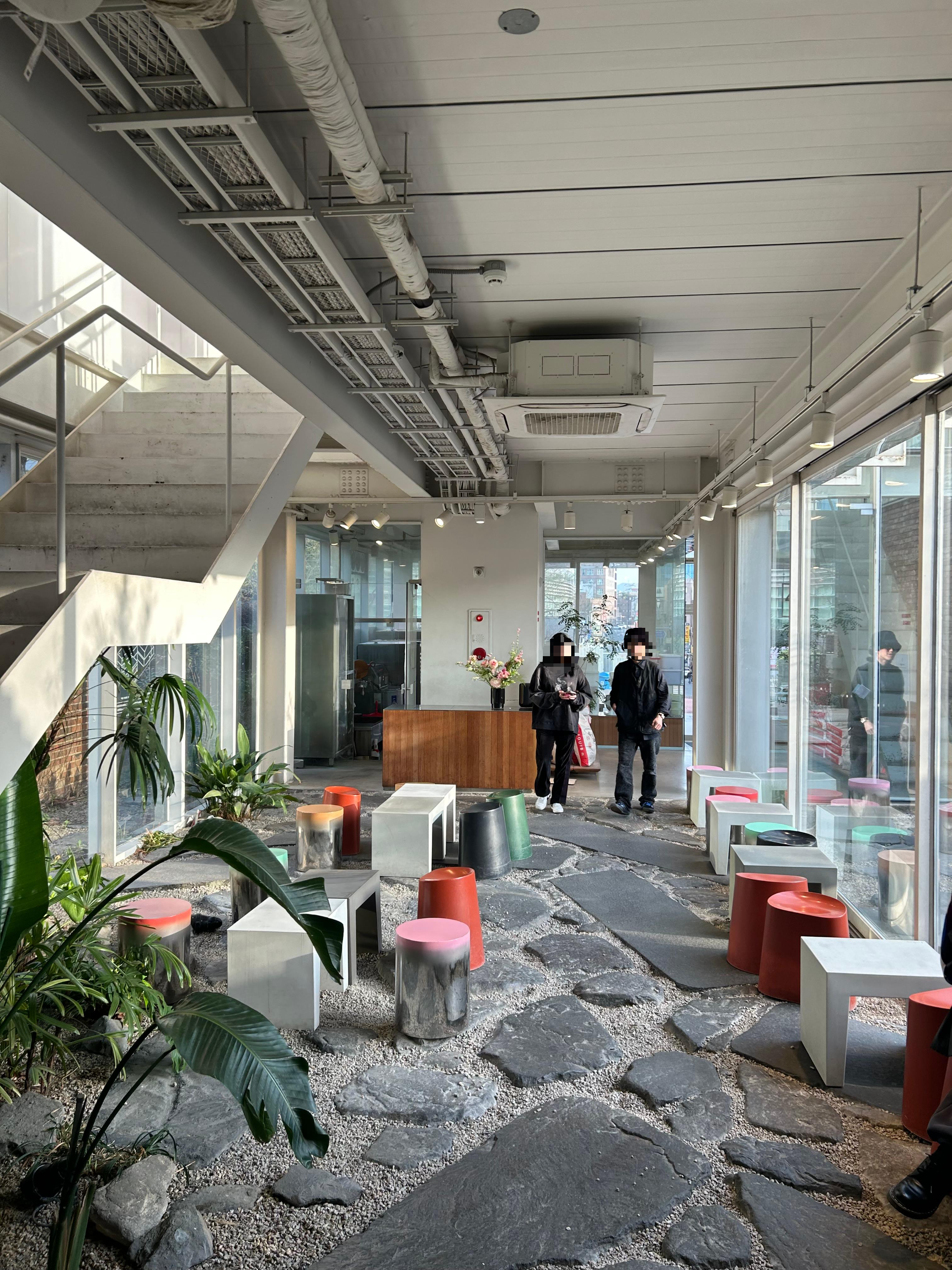 카페 1층 입구-2