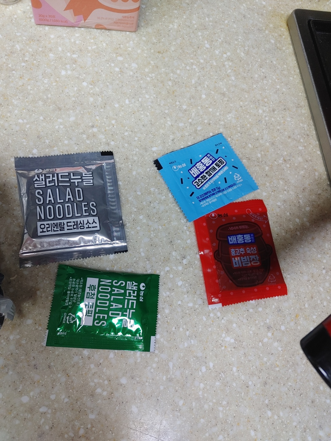 4가지의 비빔라면 소스 스프들