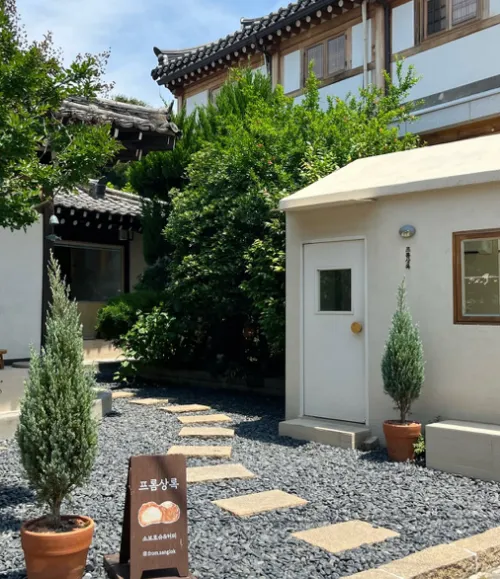 경주-프롬상록-한옥카페 마당 입구-아이들의 활동과 부모의 휴식이 조화되는 공간