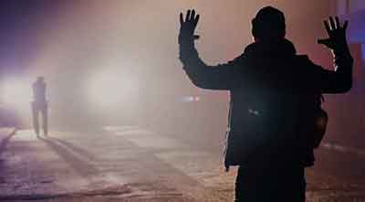 경찰이 도둑을 잡는 장면