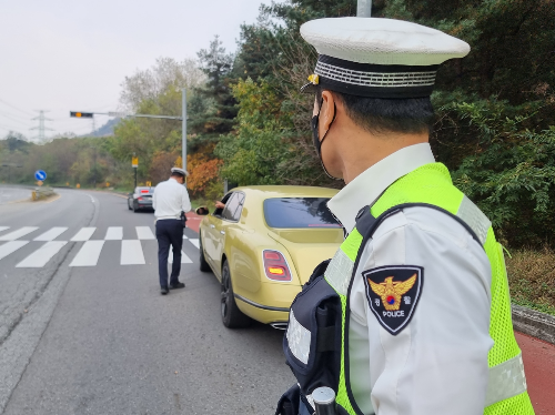외제차 딱 걸렸네요. 암행순찰팀 경찰이 단속을 하는 모습
