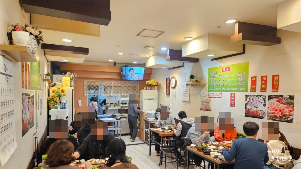 김치 솥뚜껑 삼겹살 매장 내부