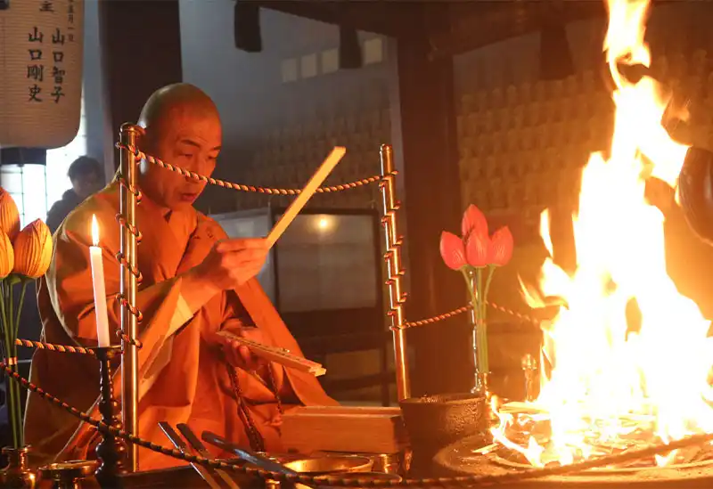 미센 본당에는 1200년 동안 꺼지지 않는 불, 연인의 성지