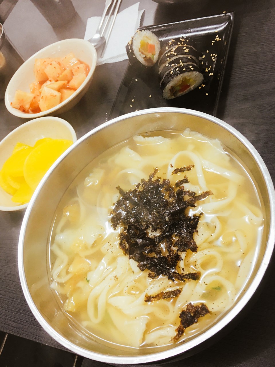 수제비와 김밥 사진