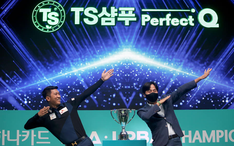 PBA 투어 응고딘나이 당구선수가 파펙트 큐를 달성하고 수상하는 모습