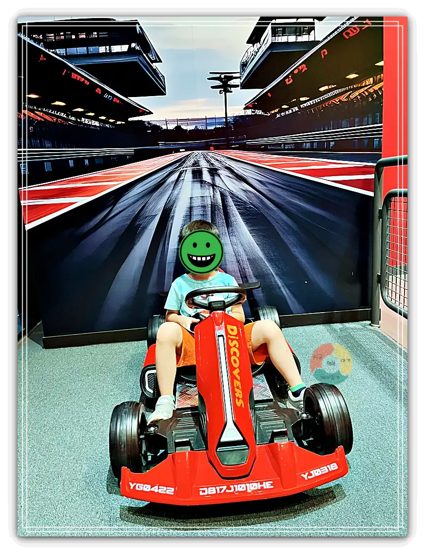 디스커버스_레이씽카-레이씽경기장배경사진