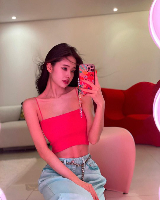 프리지아 크롭톱 패션으로 복근 드러내며 몸매 자랑!