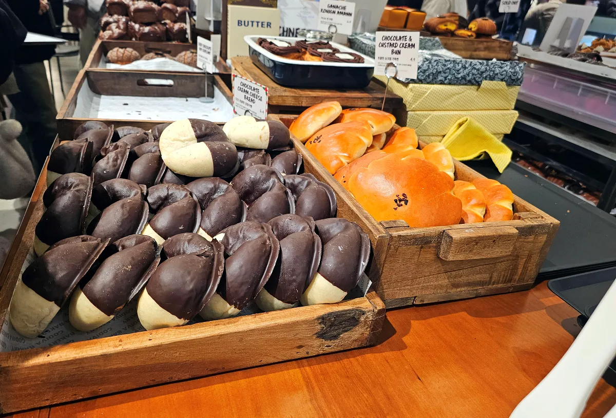 여의도-더현대서울-백화점-고디바베이커리-진열빵